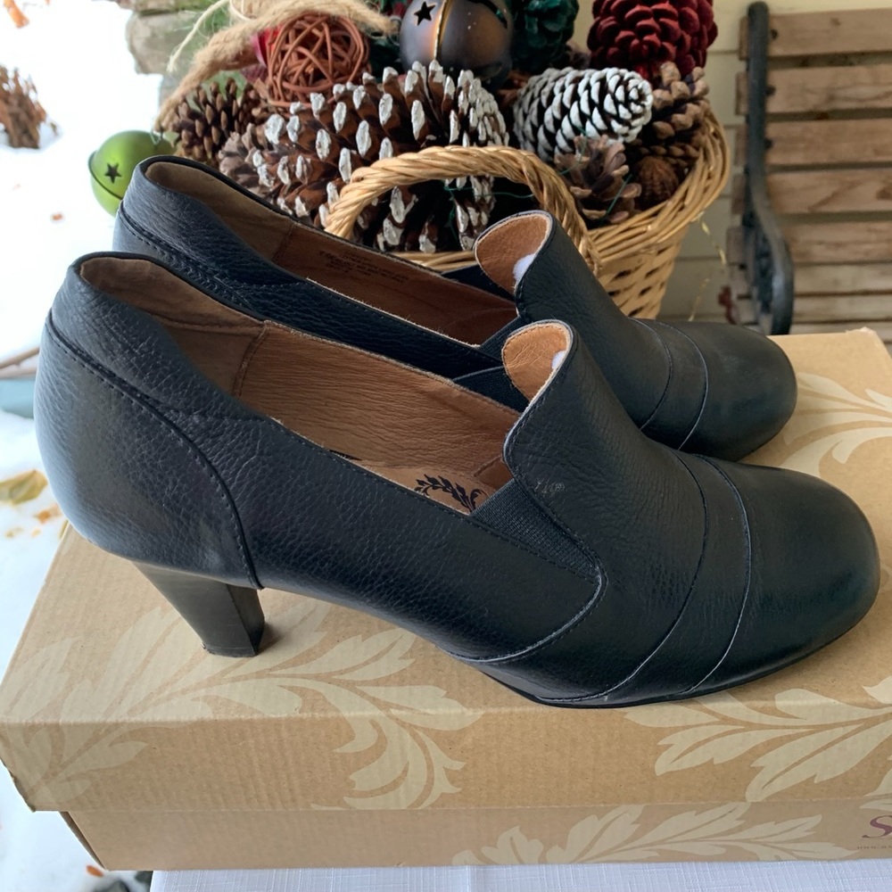 Sofft black leather shoes,3in heel,tried on once at home,excellent condition 9